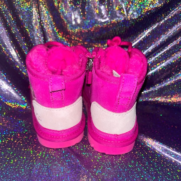 Child Neumel Graphic Outline Chukka UGG Boot - Picture 8 of 9